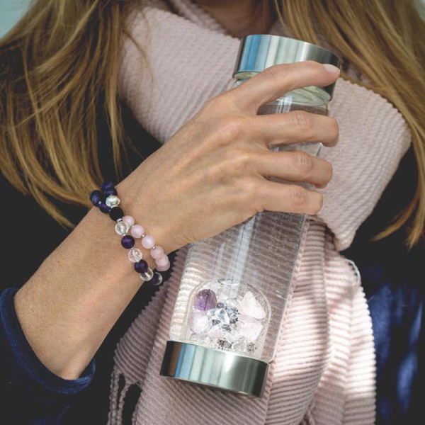 kristalna zapestnica in steklenička za vodo s kristali ametis, roževec in kamena strela