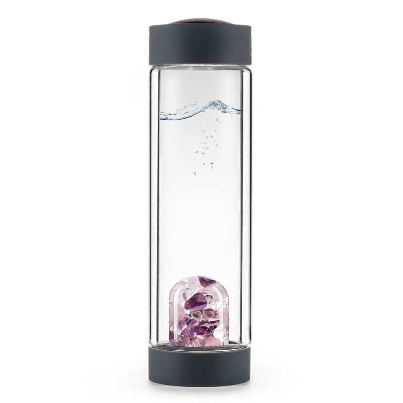 Steklenička za vodo s kristali ametist, roževec in kamena strela. 